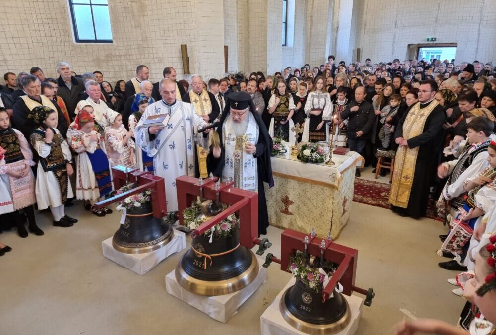 ÎPS Andrei a sfințit clopotele Bisericii „Sf. M. Mc. Gheorghe” din Sîngeorz-Băi