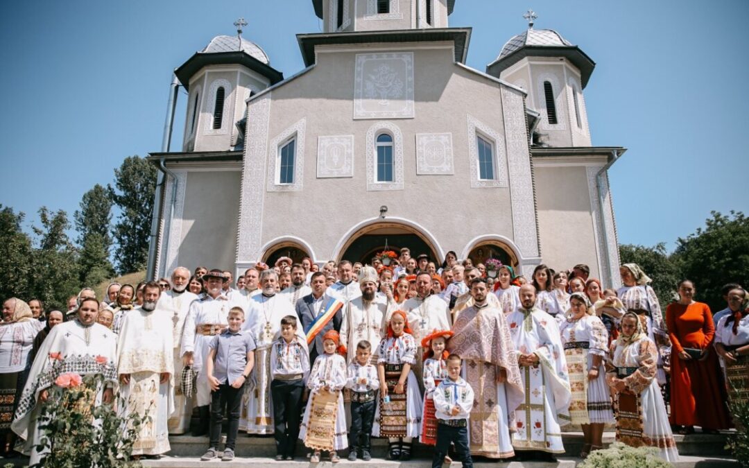 Episcopul Benedict a binecuvântat credincioşii din Hălmăsău, la 25 de ani de la sfinţirea Bisericii. Părintele Bogdan Penţa, ridicat la rangul de sachelar