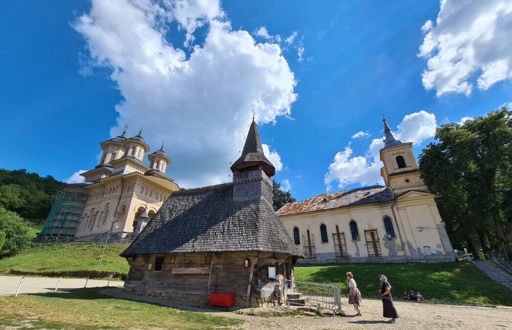 Prețiosul monument istoric de lemn al Mănăstirii clujene Nicula