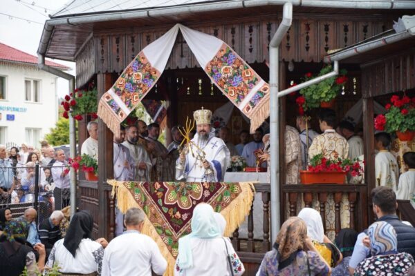 Preasfințitul Părinte Episcop Macarie al Episcopiei Ortodoxe a Europei de Nord în satul natal Spermezu
