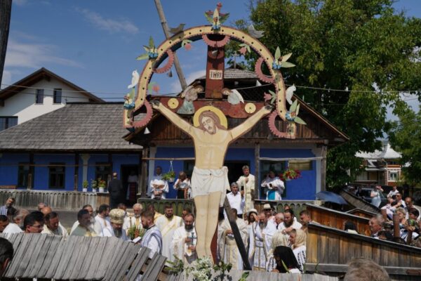 Preasfințitul Părinte Episcop Macarie al Episcopiei Ortodoxe a Europei de Nord în satul natal Spermezu