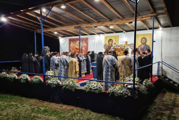 Mii de pelerini la Slujba Prohodului Maicii Domnului, la Mănăstirea Nicula