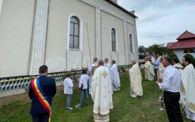 ÎPS Părinte Andrei a resfințit biserica din Câțcău și a binecuvântat noua capelă mortuară din localitate