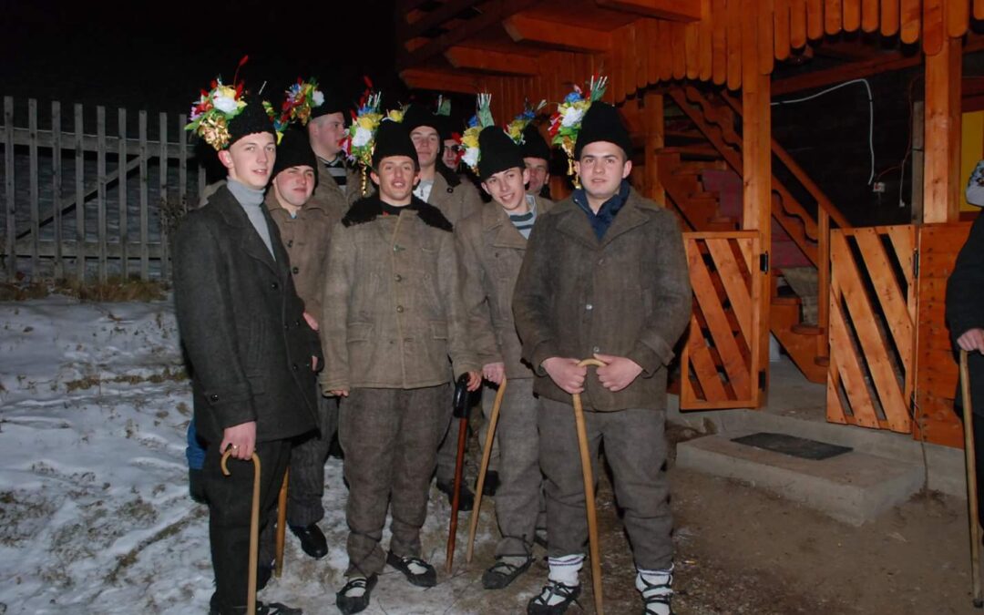 Festival-concurs de obiceiuri și tradiții de iarnă „Junii Satului”, la Măguri-Răcătău