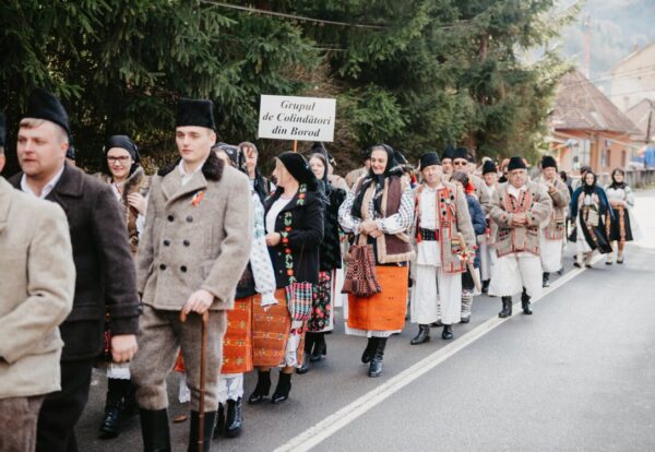 Colindele și obiceiurile tradiționale de iarnă au răsunat la Măguri-Răcătău, în cadrul Festivalului „Junii Satului”
