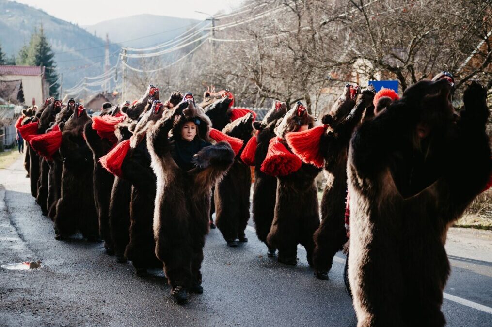 Colindele și obiceiurile tradiționale de iarnă au răsunat la Măguri-Răcătău, în cadrul Festivalului „Junii Satului”