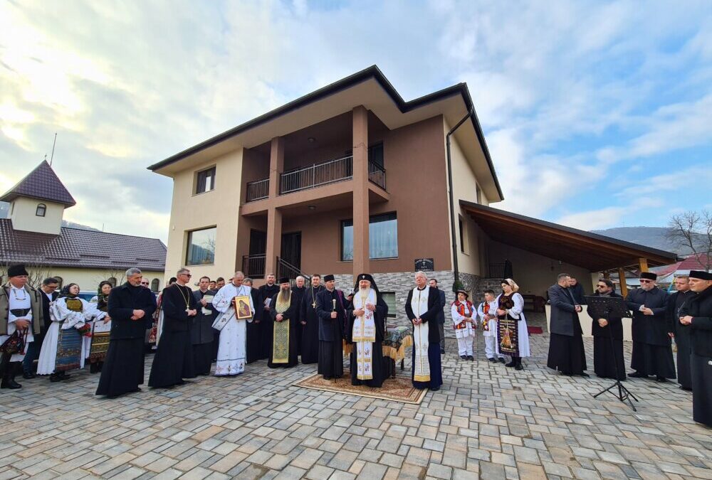 Liturghie arhierească și sfințirea noii case parohiale din Salva