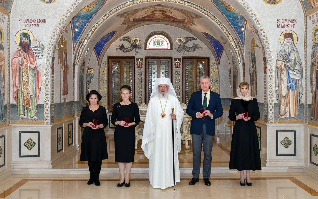 Patriarhul Daniel i-a distins pe membrii Casei Regale a României cu Ordinul „Maica Domnului Rugătoarea”
