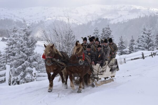Tradițiile de Crăciun din zona de munte a județului Cluj, promovate în rândul tinerilor