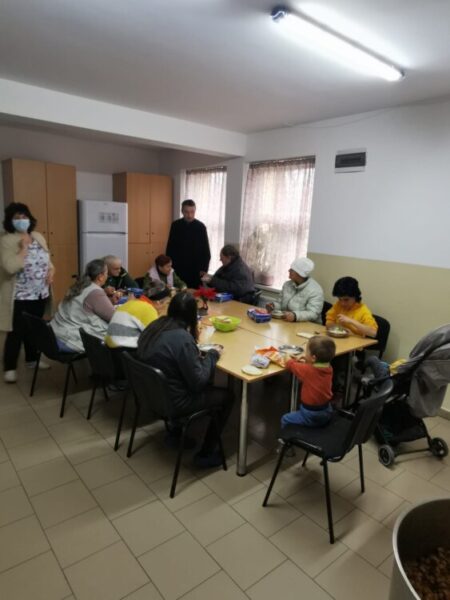 Hrană caldă pentru oamenii fără adăpost din Cluj-Napoca, oferită de parohia „Sfânta Treime”