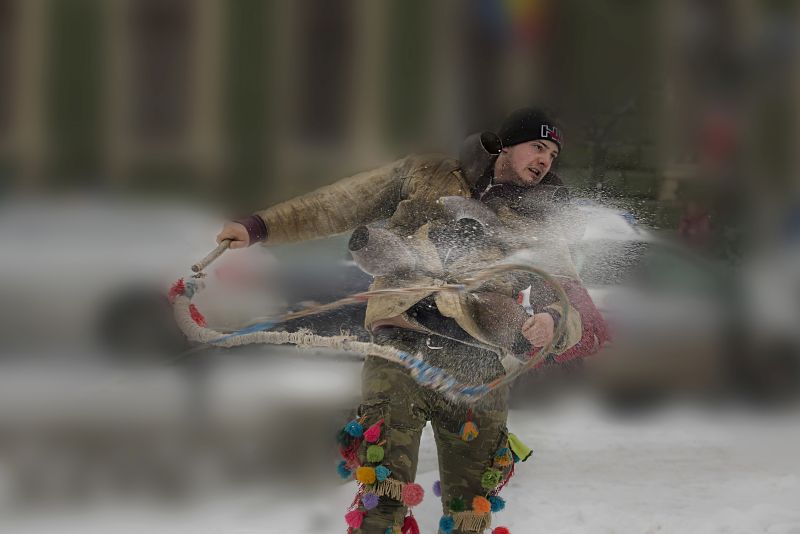 Expoziție de fotografie etnografică: Obiceiuri de iarnă din satele românești