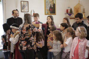 Întâlnire dintre copii și bunici, la Centrul social „Sf. Kamill” din Zorilor