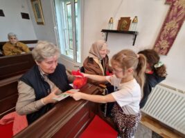 Întâlnire dintre copii și bunici, la Centrul social „Sf. Kamill” din Zorilor