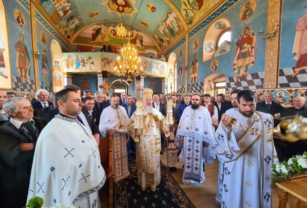 Binecuvântare arhierească în localitatea bistrițeană Sântioana, în a treia zi de Paști