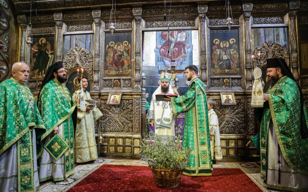 Slujire arhierească la Catedrala Mitropolitană din Cluj-Napoca, în Duminica Floriilor