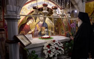 Starețul Efrem Vatopedinul s-a închinat la mormântul Sf. Ștefan cel Mare de la Putna, ctitor al mănăstirii sale