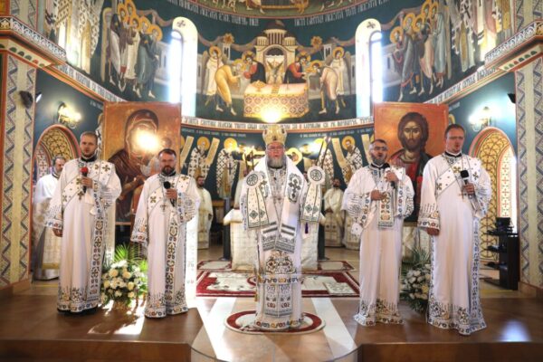 Sfânta Liturghie la biserica Înălţarea Domnului Târgu Lăpuş, la doua decenii de existenţă