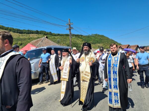 Doi mitropoliți și mii de credincioși au participat la Pelerinajul „La Nicula colo-n deal” | Hram 2023