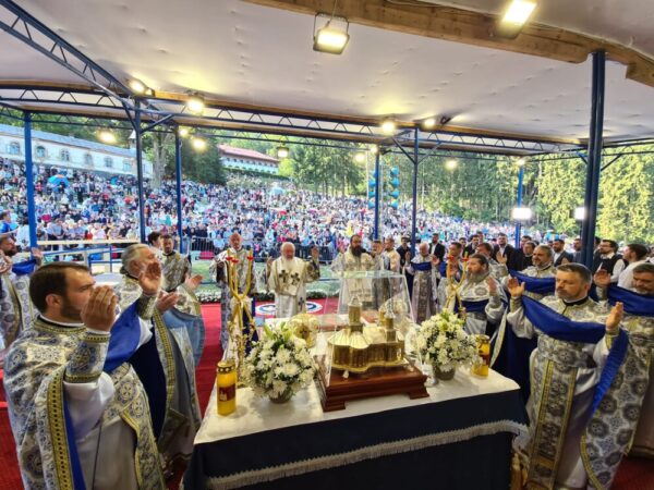 Mitropolitul Clujului pelerinilor de la Nicula: „Să ne întoarcem la credință și la faptele milei creștine!”