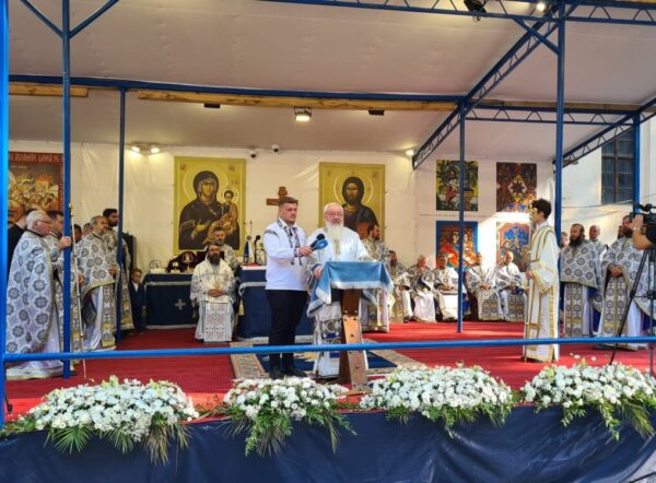 Mitropolitul Clujului pelerinilor de la Nicula: „Să ne întoarcem la credință și la faptele milei creștine!”