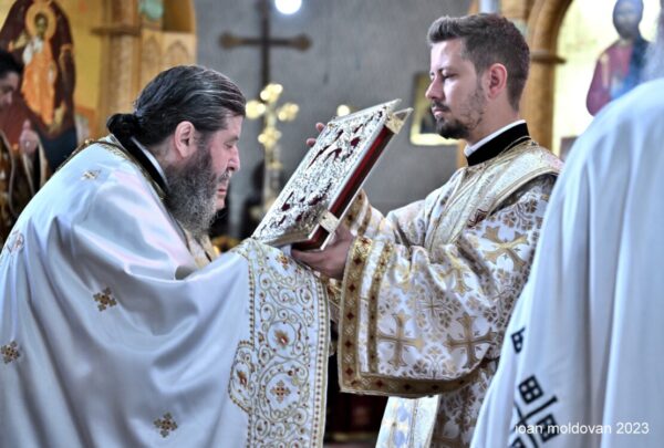 Arhim. Dumitru Cobzaru: „Să nu treceți pe lângă biserică fără să vă faceți semnul Sfintei Cruci, iar dacă vă cuprinde îndoiala și rușinea, să vă aduceți aminte de Sfinții Martiri Brâncoveni.”