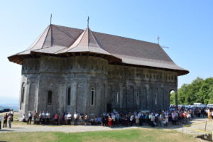 Hramul istoric al Mănăstirii „Petru Rareș Vodă” de la Cetatea Ciceului. Arhim. Dumitru Cobzaru: „avem șansa de a lăsa moștenire urmașilor un loc sfânt”