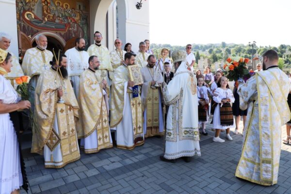 PS Macarie a participat la zilele hramului Parohiei clujene „Adormirea Maicii Domnului”