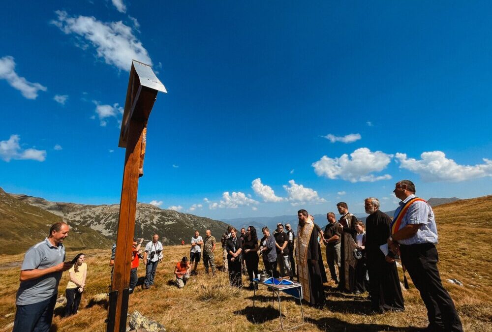 PS Benedict a binecuvântat troița de lemn amplasată în Munții Rodnei