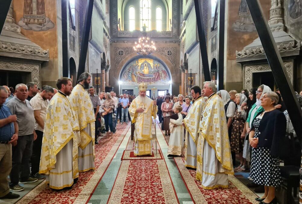 Slujire arhierească la Catedrala Mitropolitană din Cluj-Napoca, în Duminica a 13-a după Rusalii