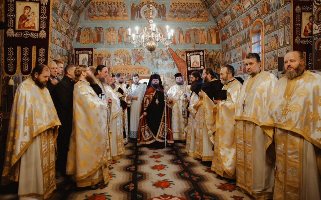 Sf. Cuv. Daniil Sihastrul, cel dintâi stareț al Mănăstirii Voroneț, prăznuit în prezența Episcopului-vicar Benedict Bistrițeanul