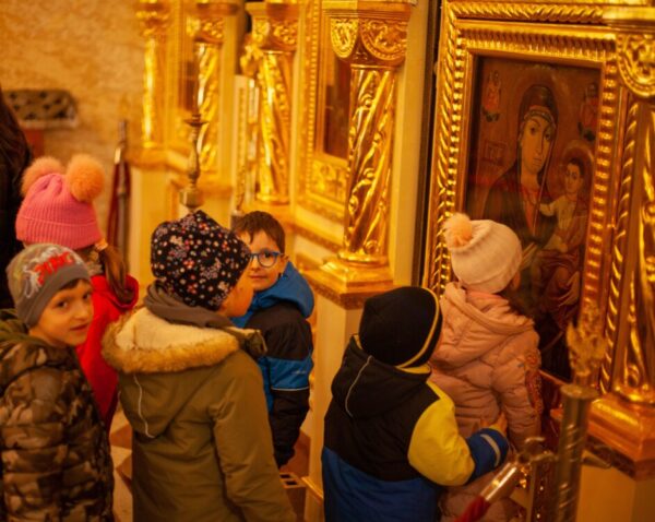 Copiii de la Grădinița „Sfântul Stelian” au vizitat Mănăstirea de la Nicula