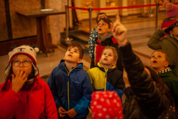 Copiii de la Grădinița „Sfântul Stelian” au vizitat Mănăstirea de la Nicula