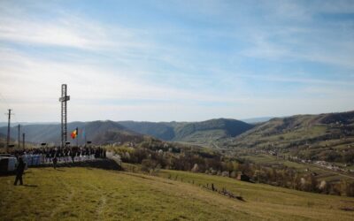Sfințirea Crucii de la Bucea, înaltă de 13 metri, ridicată pe cea mai înaltă culme a satului
