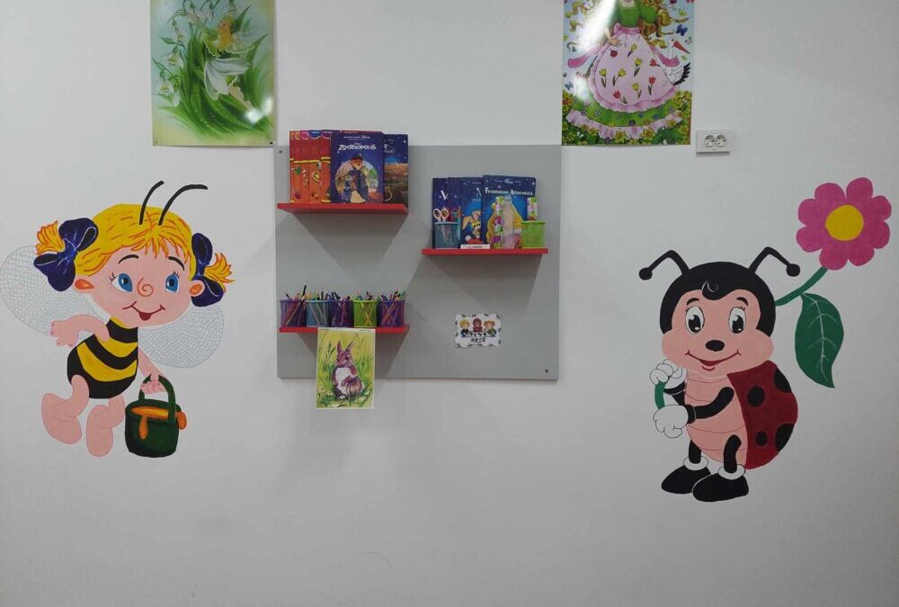 Inovație și Creativitate: Bibliotecarele de la Biblioteca Municipală „Teodor Murășanu” Turda atrag copiii spre lectură prin picturi murale