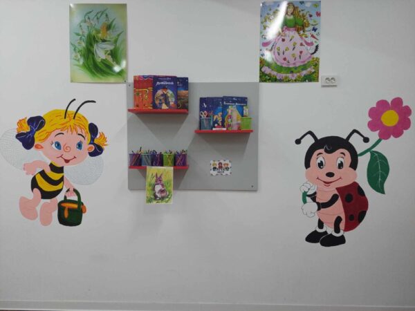 Inovație și Creativitate: Bibliotecarele de la Biblioteca Municipală „Teodor Murășanu” Turda atrag copiii spre lectură prin picturi murale