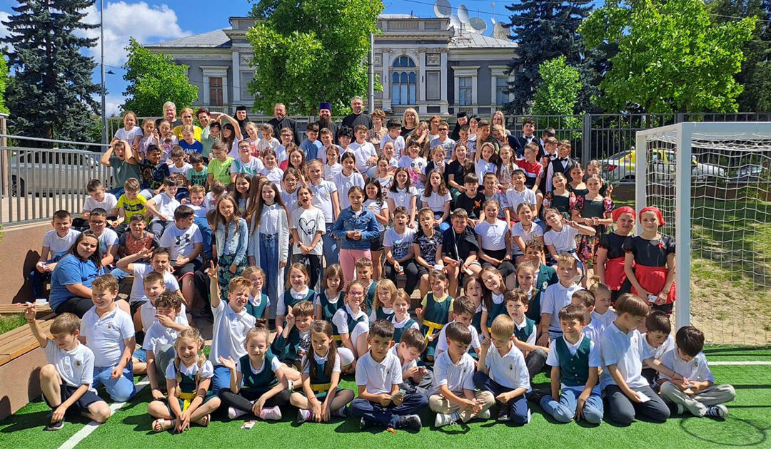Elevii Școlii Primare „Sfântul Stelian” Bistrița, vizitați de Preasfințitul Părinte Benedict Bistrițeanul