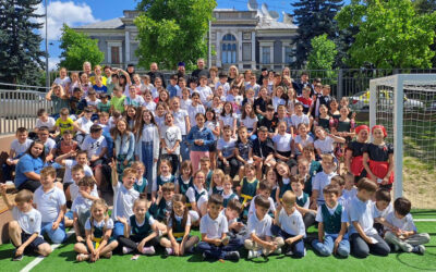 Elevii Școlii Primare „Sfântul Stelian” Bistrița, vizitați de Preasfințitul Părinte Benedict Bistrițeanul