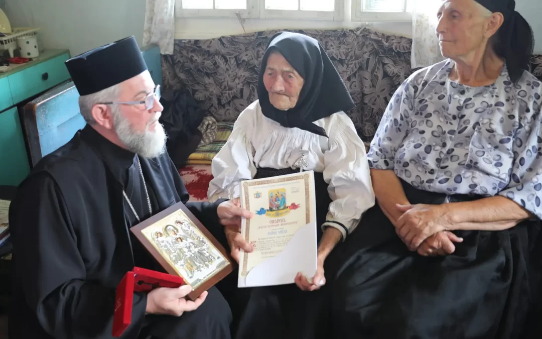 Ordinul „Crucea Justinian Arhiepiscopul”, oferit de PS Iustin unei doamne în vârstă de 100 de ani