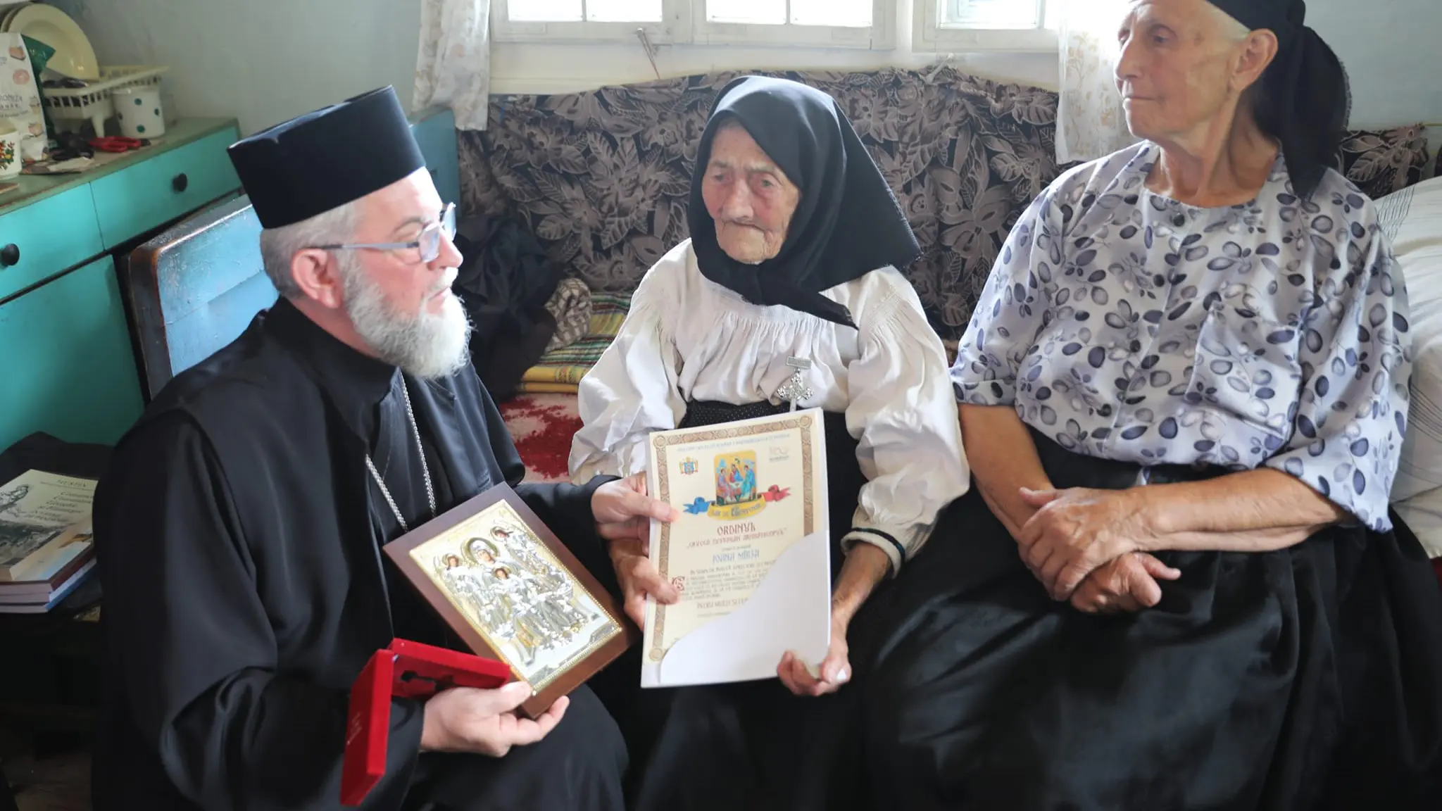 Ordinul „Crucea Justinian Arhiepiscopul”, oferit de PS Iustin unei doamne în vârstă de 100 de ani