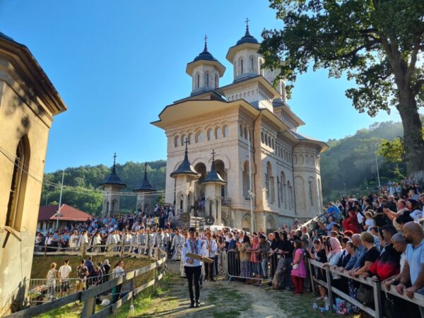 ÎPS Andrei, la hramul Mănăstirii Nicula: „Să ne rugăm Maicii Domnului să aibă milă de noi și de lumea în care trăim”