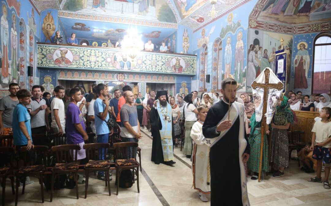 Credincioși sălăjeni, în pelerinaj pe jos la Mănăstirea Nicula, au primit binecuvântarea Episcopului Benedict